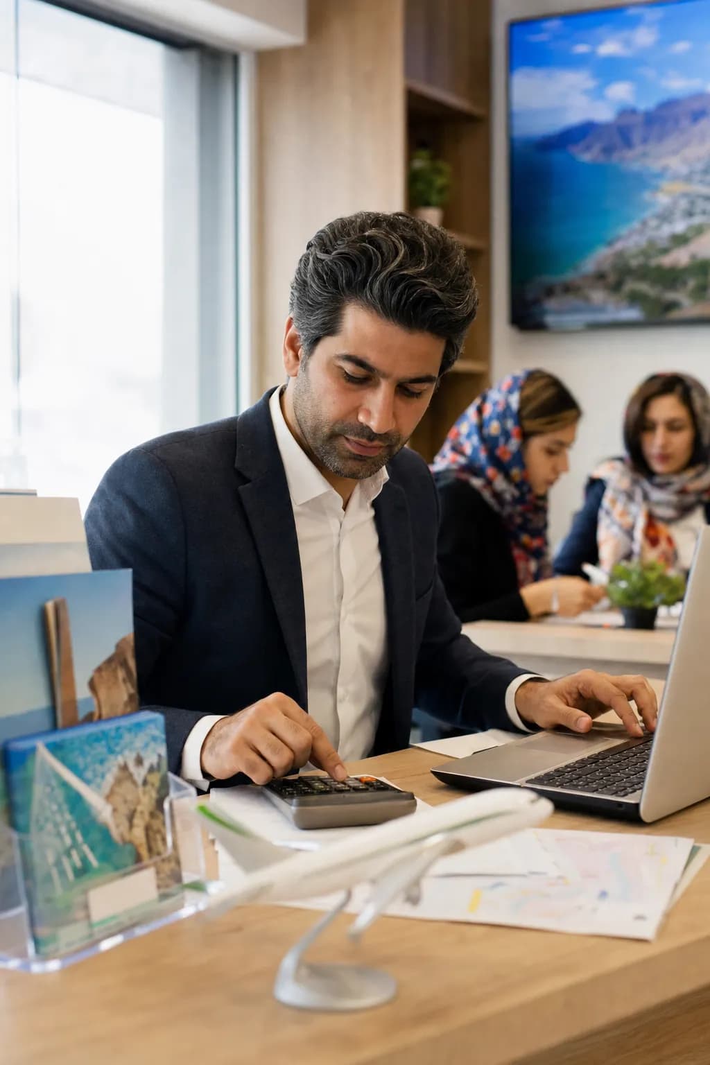 صاحب آژانس در حال حساب‌کردن قیمت‌ها با ماشین‌حساب