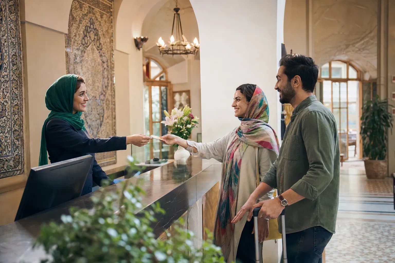 اتاق هتل با تخت مرتب و نور گرم، آماده‌ی پذیرش مسافر