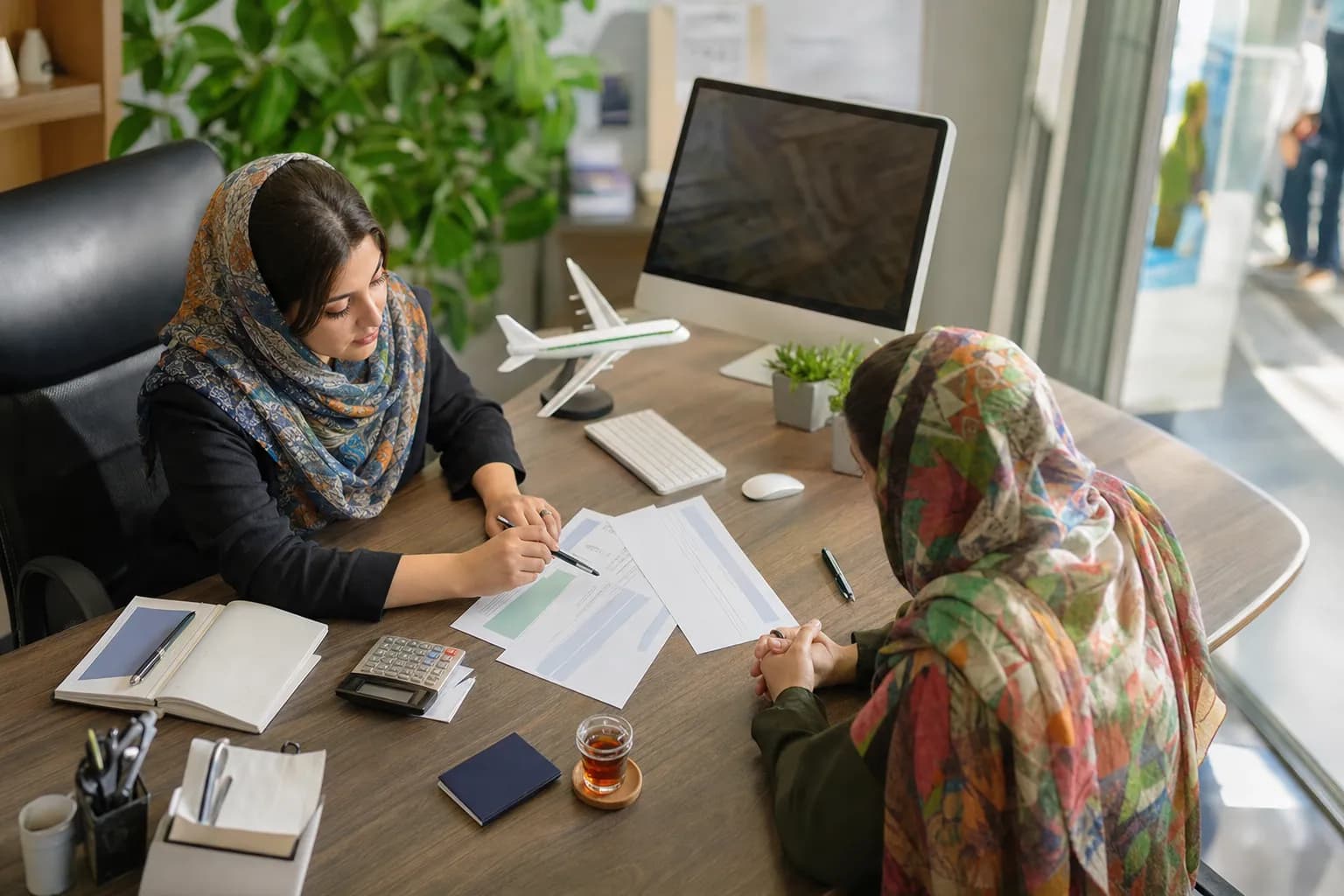 میز آژانس با ماشینحساب و بلیت برای تعیین سود فروش